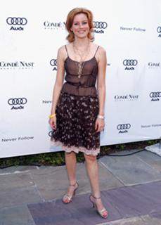 Elizabeth Banks feet photo thumbnail