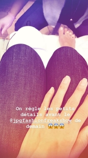 Iris Mittenaere feet photo thumbnail