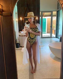 Nabilla Benattia feet photo thumbnail