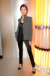 Olga Kurylenko feet photo thumbnail