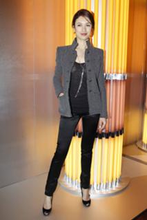 Olga Kurylenko feet photo thumbnail