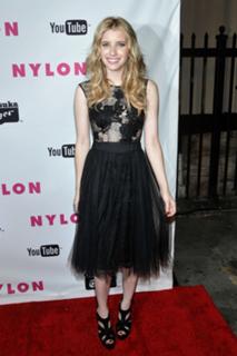 Emma Roberts feet photo thumbnail