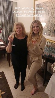 Avril Lavigne feet photo thumbnail