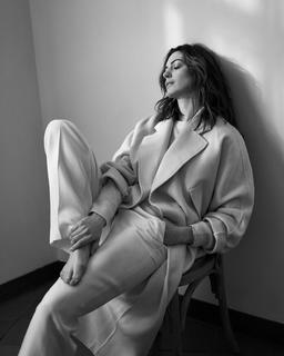 Anne Hathaway feet photo thumbnail