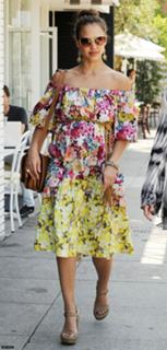 Jessica Alba feet photo thumbnail