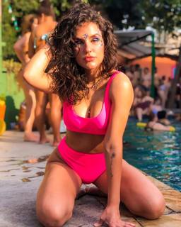 Kéfera Buchmann feet photo thumbnail