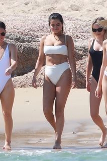 Selena Gomez feet photo thumbnail