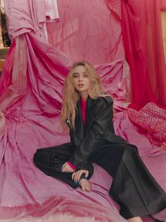 Sabrina Carpenter feet photo thumbnail