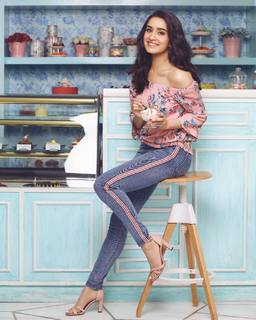 Shraddha Kapoor feet photo thumbnail