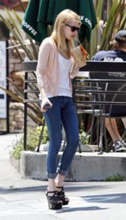 Emma Roberts feet photo thumbnail