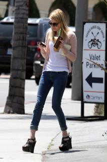 Emma Roberts feet photo thumbnail