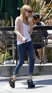 Emma Roberts feet photo thumbnail