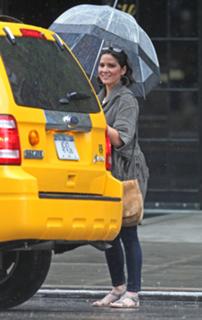 Olivia Munn feet photo thumbnail