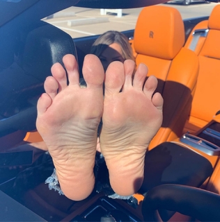 Kyle Unfug feet photo thumbnail