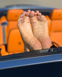 Kyle Unfug feet photo thumbnail