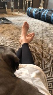 Kaley Cuoco feet photo thumbnail