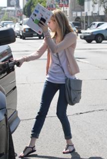 Emma Roberts feet photo thumbnail