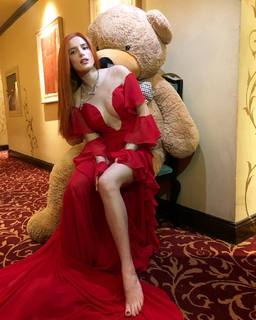 Bella Thorne feet photo thumbnail