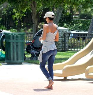 Halle Berry feet photo thumbnail