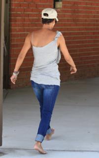Halle Berry feet photo thumbnail