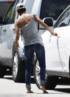 Halle Berry feet photo thumbnail