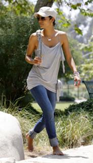 Halle Berry feet photo thumbnail