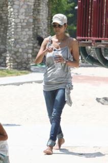 Halle Berry feet photo thumbnail