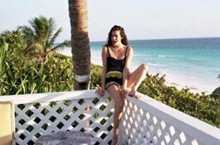 Liv Tyler feet photo thumbnail
