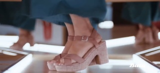 Kriti Sanon feet photo thumbnail