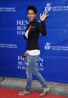 Halle Berry feet photo thumbnail