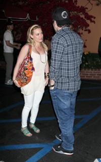 Hilary Duff feet photo thumbnail