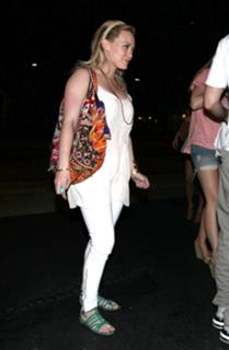 Hilary Duff feet photo thumbnail