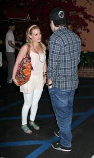 Hilary Duff feet photo thumbnail