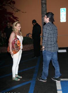 Hilary Duff feet photo thumbnail