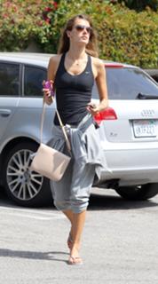 Alessandra Ambrosio feet photo thumbnail