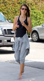 Alessandra Ambrosio feet photo thumbnail