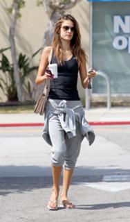 Alessandra Ambrosio feet photo thumbnail