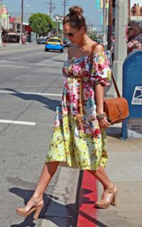 Jessica Alba feet photo thumbnail
