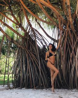 Isis Valverde feet photo thumbnail