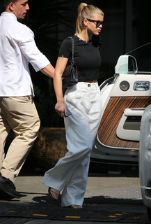 Sofia Richie feet photo thumbnail