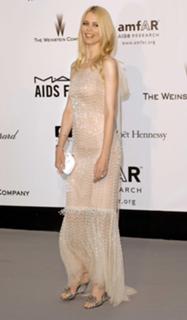 Claudia Schiffer feet photo thumbnail