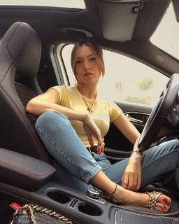 Duygu Özaslan feet photo thumbnail
