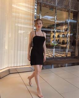 Duygu Özaslan feet photo thumbnail