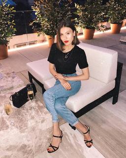 Duygu Özaslan feet photo thumbnail