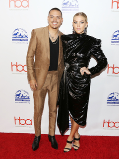 Ashlee Simpson feet photo thumbnail