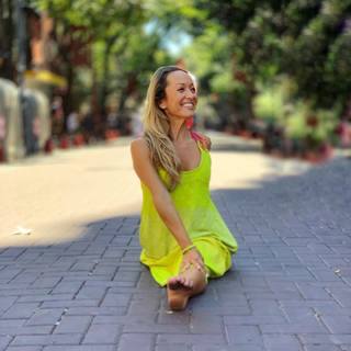 Kino MacGregor feet photo thumbnail