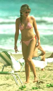Cat Deeley feet photo thumbnail