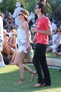 Cat Deeley feet photo thumbnail