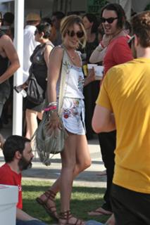 Cat Deeley feet photo thumbnail