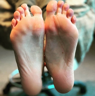 Kyle Unfug feet photo thumbnail